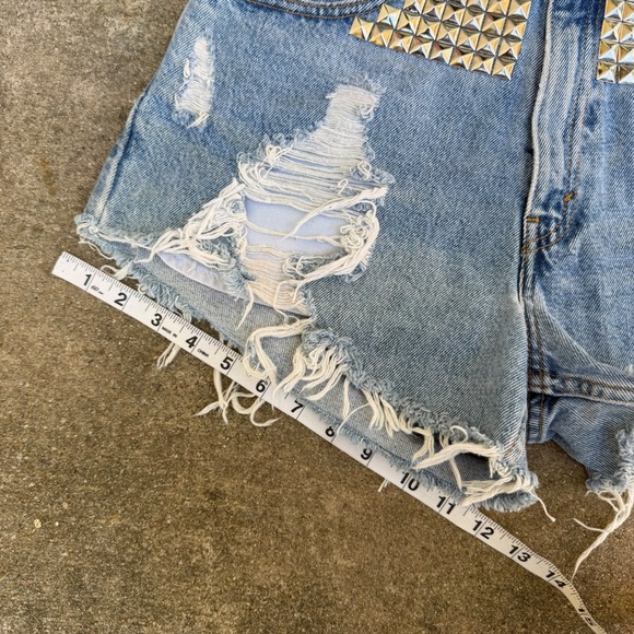 Vintage Levis 550 Studded Distressed Denim Shorts Light Wash High Rise Womens 11 - Picture 6 of 9